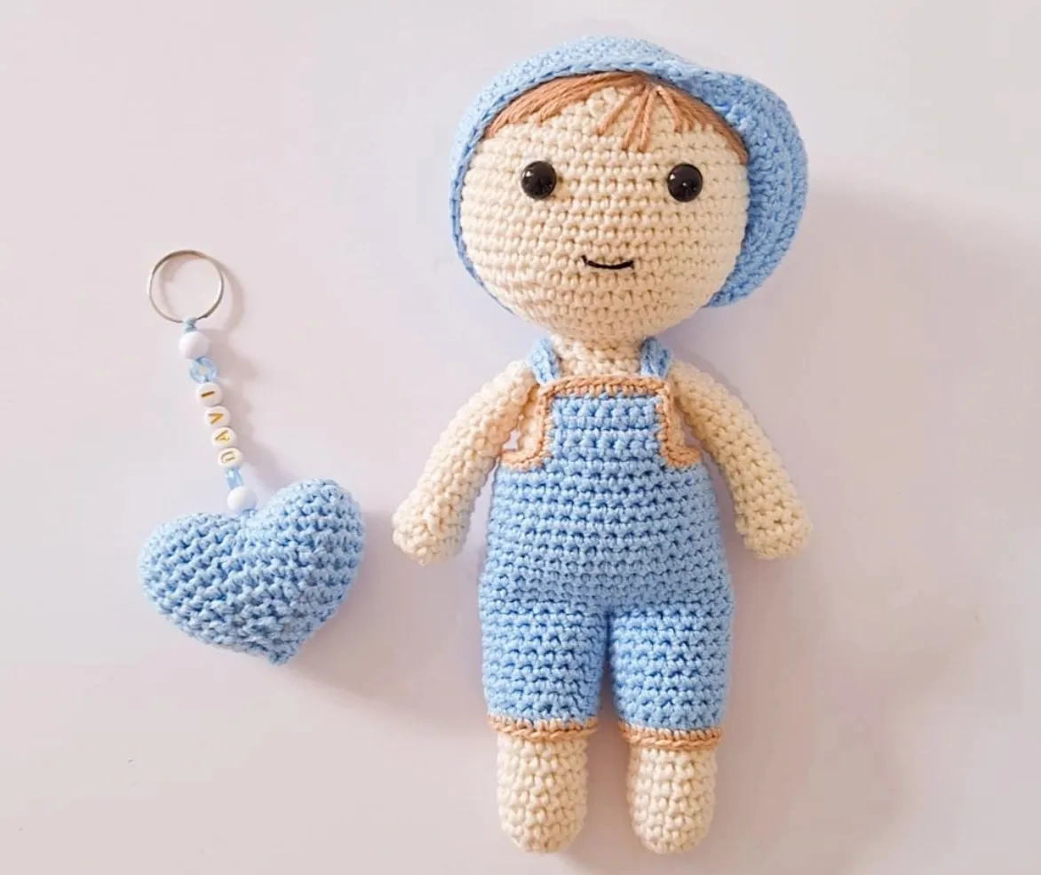 Boneco e chaveiro coração amigurumi